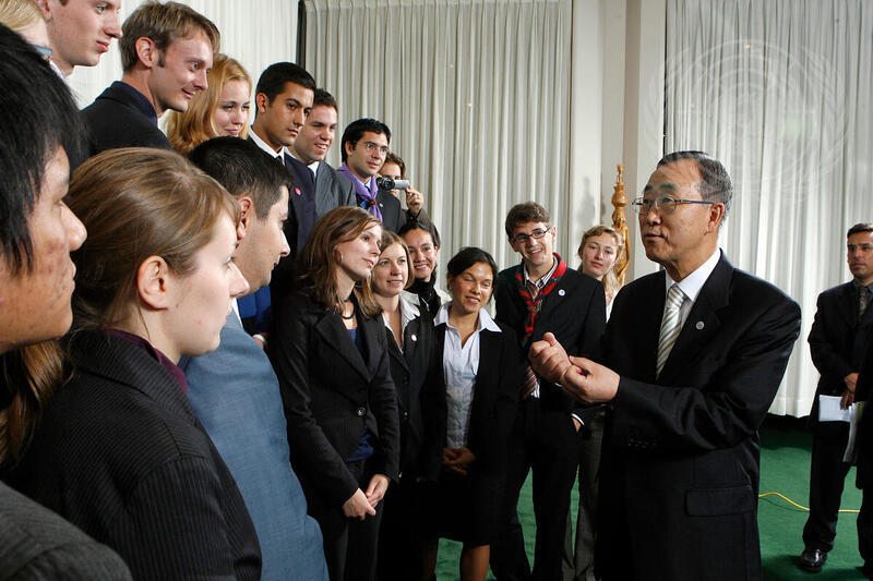 Secretary-General with Youth Participants in HIV/AIDS Discussion